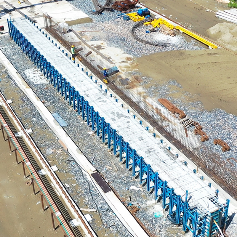 Sistema de encofrado de acero para puentes utilizado en grandes proyectos de construcción de infraestructura.